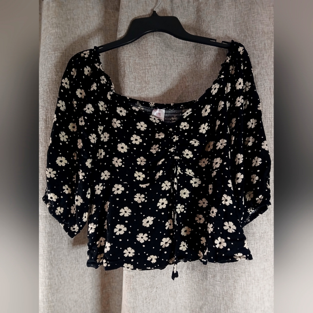 NO BOUNDARIES WOMEN'S XL BLACK AND WHITE SUMMER TOP